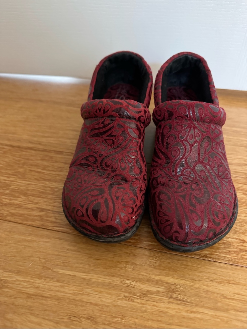 boc Women's Red Patterned Slip-On Platform Clogs